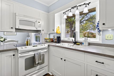 Ample prep space and thoughtful touches make hosting meals simple and stress-free, whether it’s breakfast or a winery-inspired dinner.