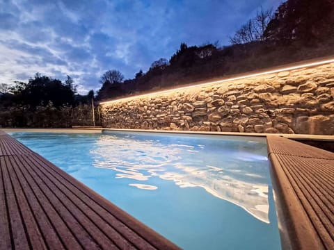 Sky, Mountainous Landforms, Body Of Water, Cloud, Mountain, Coastal And Oceanic Landforms, Hill, Coast, Horizon, Highland