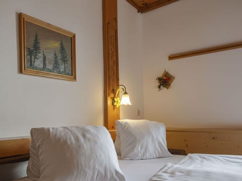 Wood, Ceiling, Room, Hardwood, Wood Stain, Bed Frame, Lamp, Varnish, Light Fixture, Bed