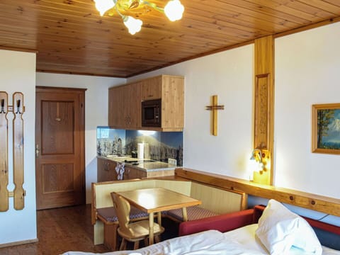 Ceiling, Interior Design, Room, Wood Stain, Hardwood, Picture Frame, Light Fixture, Varnish, Television