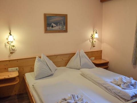 Wood Stain, Houseplant, Hardwood, Light Fixture, Bed Frame, Bed, Lamp, Bedroom, Hotel, Picture Frame