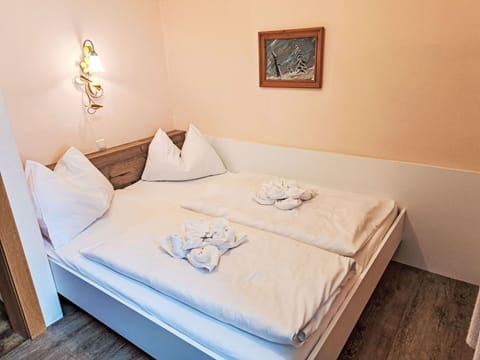 Bedroom, Bed, Bed Frame, Bedding, Bed Sheet, Mattress, Hotel, Mattress Pad, Houseplant