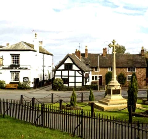 The Ascot Room @ The Three Horseshoes is a Boutique Room with free parking House in South Derbyshire District