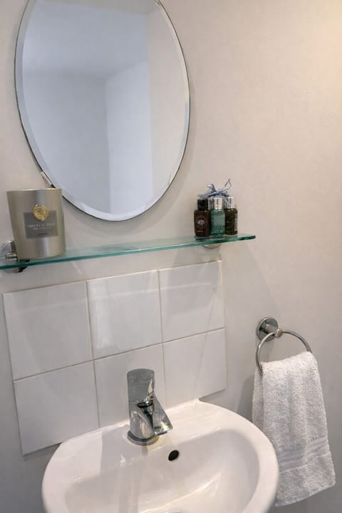 The Ascot Room @ The Three Horseshoes is a Boutique Room with free parking House in South Derbyshire District