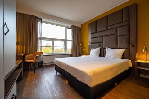 Drift off beside calming décor with convenient ensuite access.