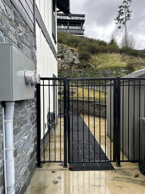 Private Bear Mountain Getaway in Lovely Victoria BC. Quiet, Cozy andRelaxing! Apartment in Langford