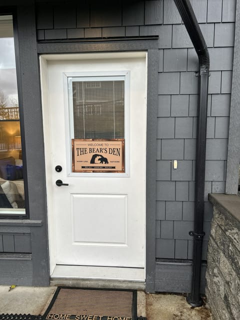 Private Bear Mountain Getaway in Lovely Victoria BC. Quiet, Cozy andRelaxing! Apartment in Langford