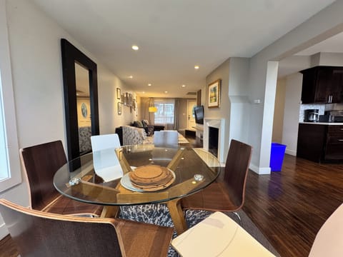 Seattle View Skyline and Water Modern 4BD 3BA House in Tukwila