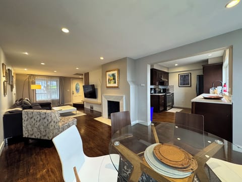 Seattle View Skyline and Water Modern 4BD 3BA House in Tukwila