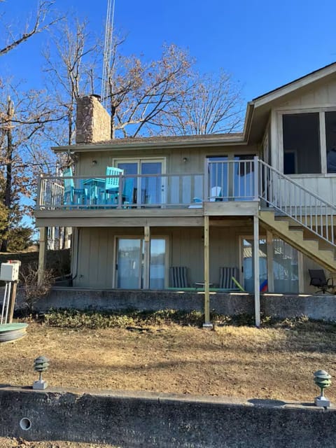 Mallard 35 deck area shoreline