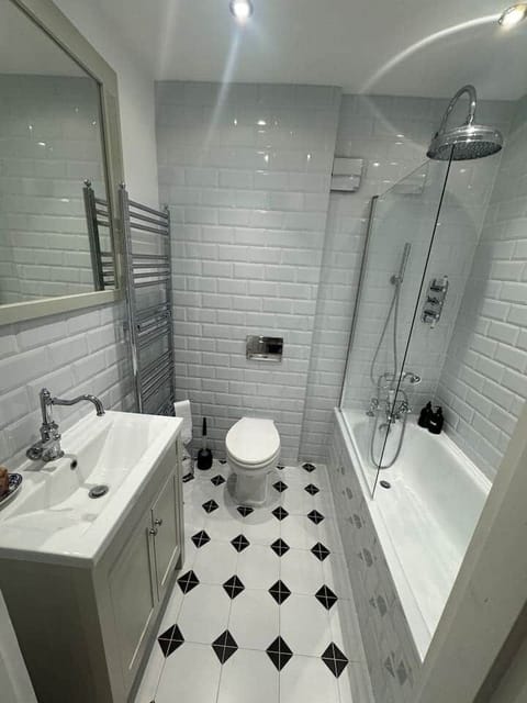 Idyllic Waterside Georgian Cottage House in Taunton Deane