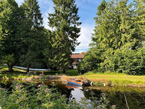 Idyllic Waterside Georgian Cottage House in Taunton Deane