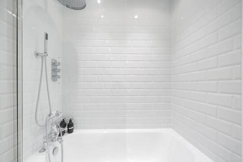 Idyllic Waterside Georgian Cottage House in Taunton Deane