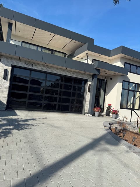 Cozy two bedroom Suite Apartment in White Rock