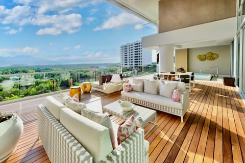 Your vacation home w/ inside-outside living, incl. your extravagant balcony