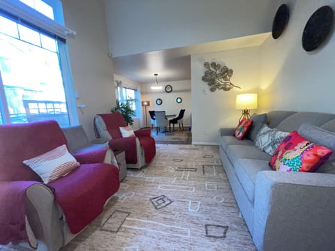 Bright & Spacious Renton Retreat: Dedicated Office + Modern Vibe Apartment in Cascade-Fairwood