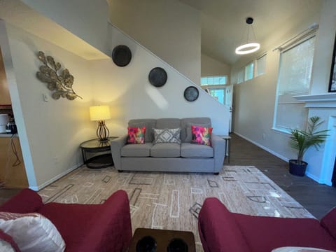 Bright & Spacious Renton Retreat: Dedicated Office + Modern Vibe Apartment in Cascade-Fairwood