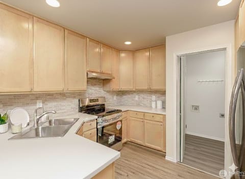 Bright & Spacious Renton Retreat: Dedicated Office + Modern Vibe Apartment in Cascade-Fairwood