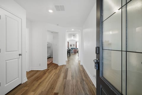 Desert Chic Comfort - Near SeaWorld & Lackland AFB House in San Antonio