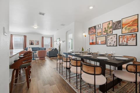 Desert Chic Comfort - Near SeaWorld & Lackland AFB House in San Antonio