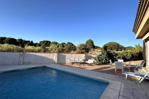 Piscina privada con vistas abiertas al campo