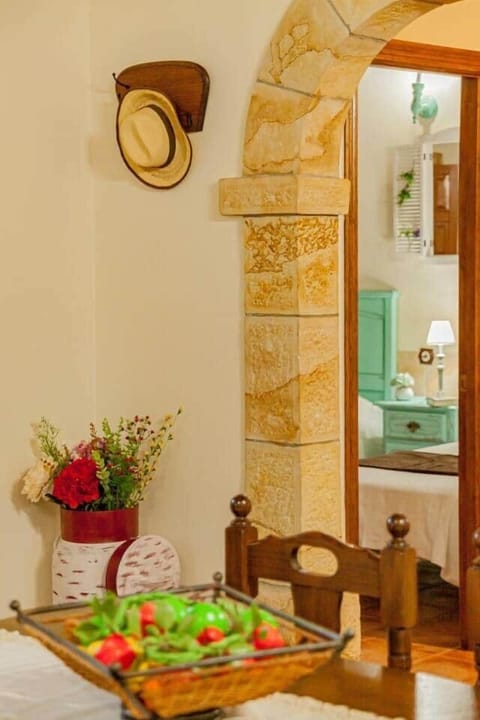 Recibidor con arco de piedra y detalles rústicos