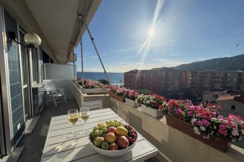 Fronte mare con terrazza per Tramonti top Apartment in Liguria
