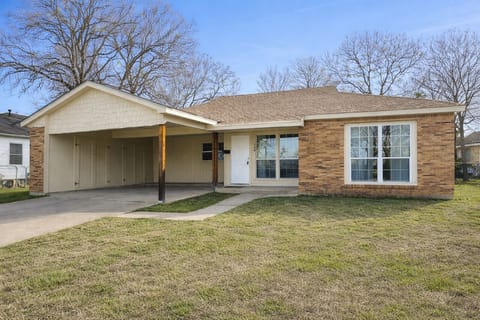 Home centrally located in Gatesville House in Rio Grande
