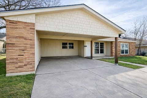 Home centrally located in Gatesville House in Rio Grande