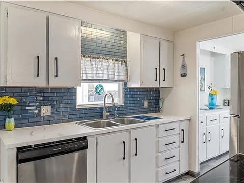 Fabulous 2-bedroom mobile home with AC in North Fort Myers Campground/ 
RV Resort in North Fort Myers