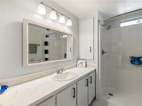 Fabulous 2-bedroom mobile home with AC in North Fort Myers Campground/ 
RV Resort in North Fort Myers