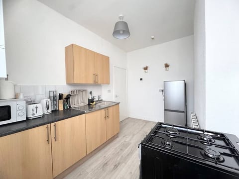 Charity Suite | Modern 1BR • Sleeps 4 • Wi-Fi Apartment in Barry