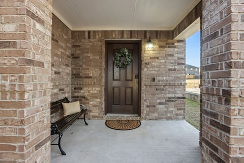 4 Queen Beds + Garage Parking in West Temple House in Belton