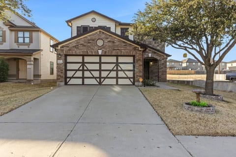 4 Queen Beds + Garage Parking in West Temple House in Belton