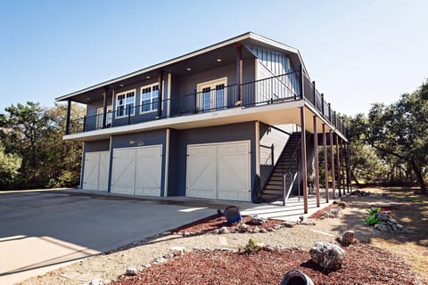 Lively Lake House Upstairs Unit, Balcony, Backyard House in Belton