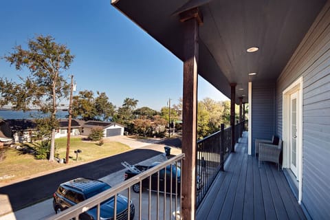 Lively Lake House Upstairs Unit, Balcony, Backyard House in Belton