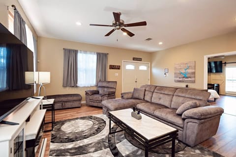 Lively Lake House Upstairs Unit, Balcony, Backyard House in Belton