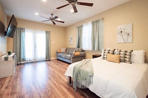 Lively Lake House Upstairs Unit, Balcony, Backyard House in Belton