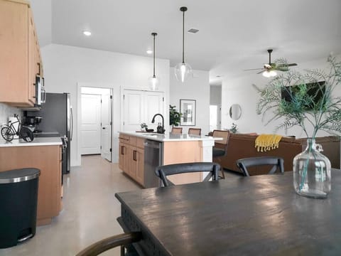 NEW home with garage parking House in Temple