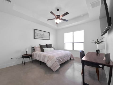 NEW home with garage parking House in Temple