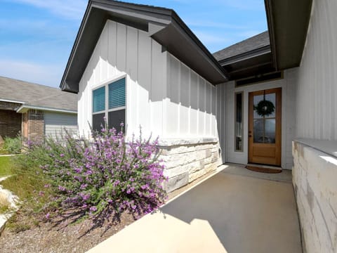 NEW home with garage parking House in Temple