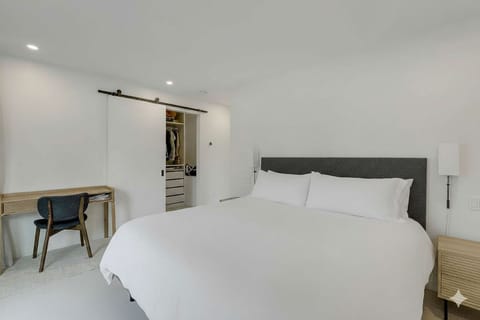 Modern 4 Bedroom with large outdoor spaces - 15 mins to downtown House in Vancouver