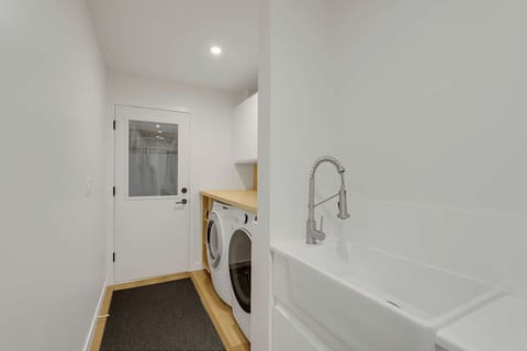 Modern 4 Bedroom with large outdoor spaces - 15 mins to downtown House in Vancouver