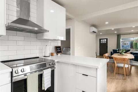 Modern 5BR - Peaceful Greenwood Retreat House in Seattle