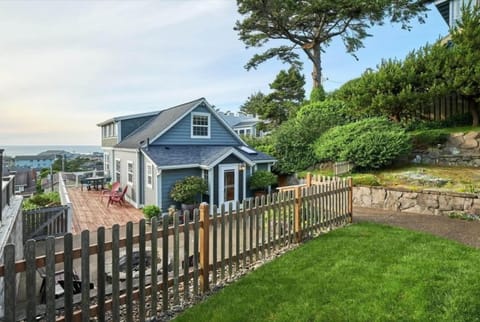 Stay at Castello Del Mare, a dog-friendly ocean-view vacation home in Newport with hot tub, scenic deck, and easy beach access.