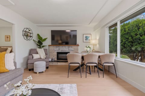 Modern 5Bdrm House, Close to Airport & Skytrain&Shops! House in Vancouver