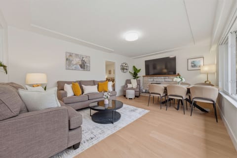 Modern 5Bdrm House, Close to Airport & Skytrain&Shops! House in Vancouver