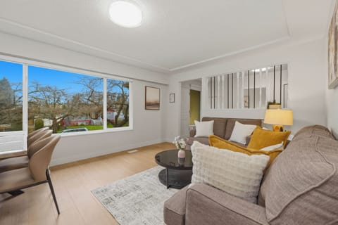 Modern 5Bdrm House, Close to Airport & Skytrain&Shops! House in Vancouver