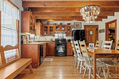 Amoroso Cottage | 3/2.5, Full Kitchen, Fire-pit & Grill House in Fredericksburg