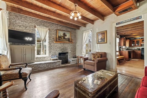 Amoroso Cottage | 3/2.5, Full Kitchen, Fire-pit & Grill House in Fredericksburg